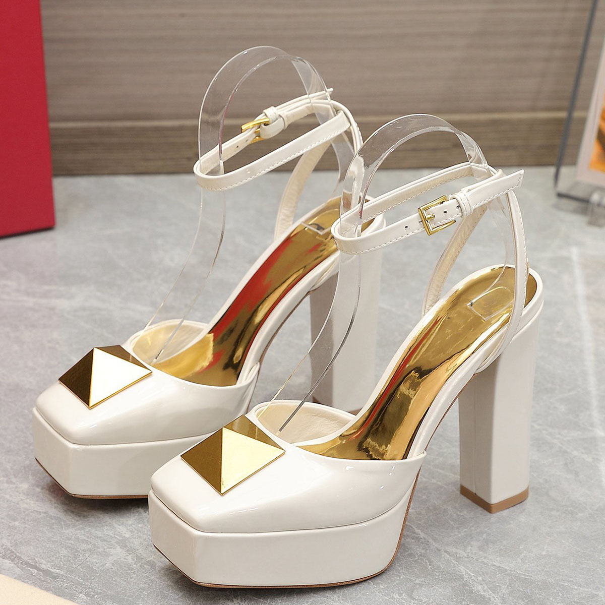 One Stud Platform Pumps Heels Chunky Block heeled Almond shaped toe women's luxury designers Patent leather outsole Lady's Evening Party shoes factory footwear, Black
One Stud Platform Pumps Heels Chunky Block heeled Almond shaped toe women's luxury designers Patent leather outsole Lady's Evening Party shoes factory footwear, Black