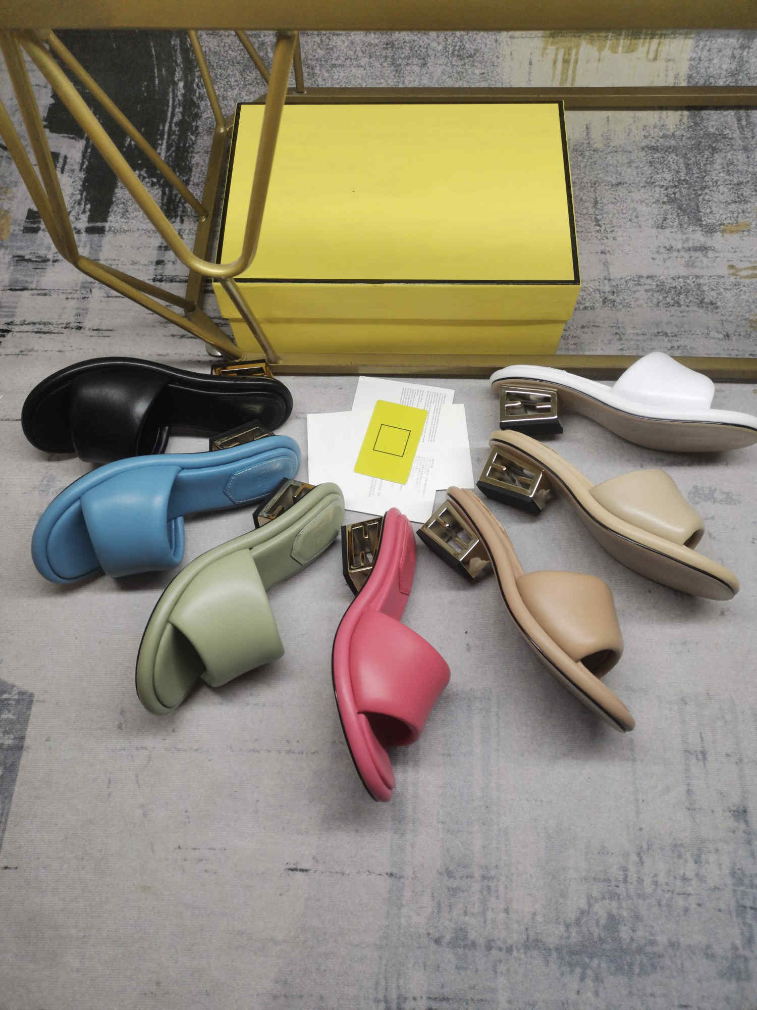 2023 Summer New Broadband Sandals, Sheepskin Fabric Lining, Sculpture Heel, Decorated with Gold Finish Metal FF Baguette Pattern, Sizes 35-42
2023 Summer New Broadband Sandals, Sheepskin Fabric Lining, Sculpture Heel, Decorated with Gold Finish Metal FF Baguette Pattern, Sizes 35-42