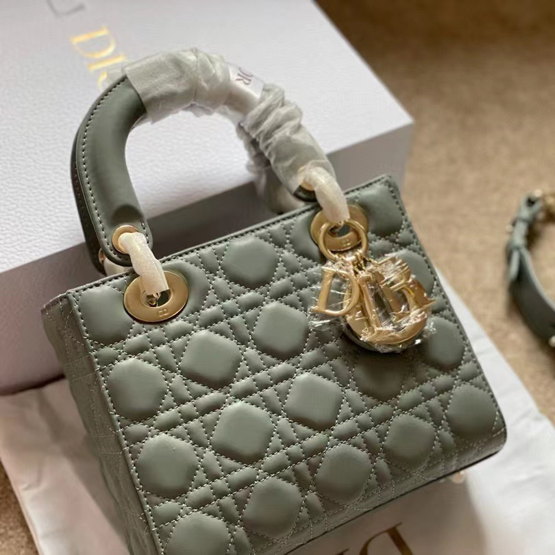 DUPE Designer brand hollow letter straw handbag 2022 new fashion paper woven women's shoulder bag summer beach luxury handbag pu bag
DUPE Designer brand hollow letter straw handbag 2022 new fashion paper woven women's shoulder bag summer beach luxury handbag pu bag