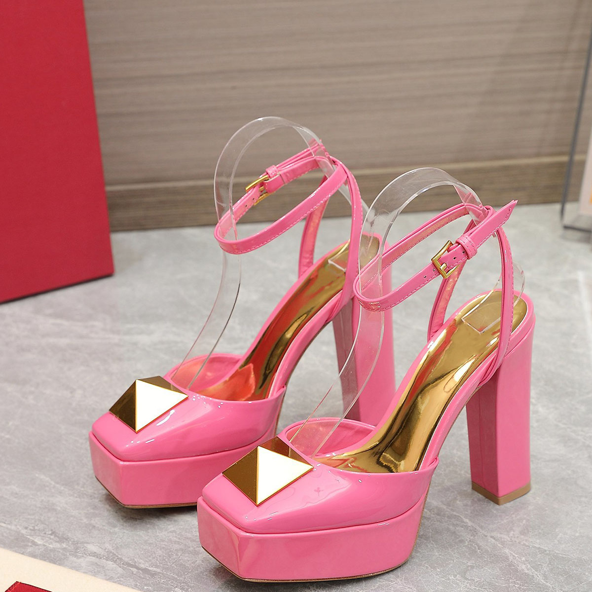 One Stud Platform Pumps Heels Chunky Block heeled Almond women's luxury designers Patent leather outsole Evening Party shoes 130mm factory footwear, White
One Stud Platform Pumps Heels Chunky Block heeled Almond women's luxury designers Patent leather outsole Evening Party shoes 130mm factory footwear, White