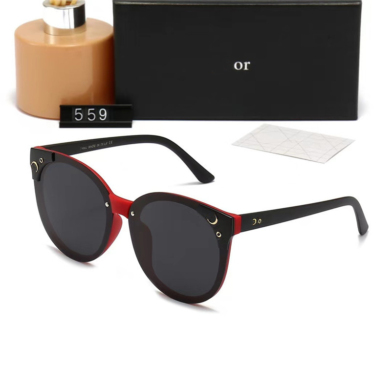 Designer Sunglasses For Women and Men Fashion Model Special UV 400 Protection Letter Big Leg Double Beam Frame Outdoor Design Alloy Pearl Sunglasses 559
Designer Sunglasses For Women and Men Fashion Model Special UV 400 Protection Letter Big Leg Double Beam Frame Outdoor Design Alloy Pearl Sunglasses 559