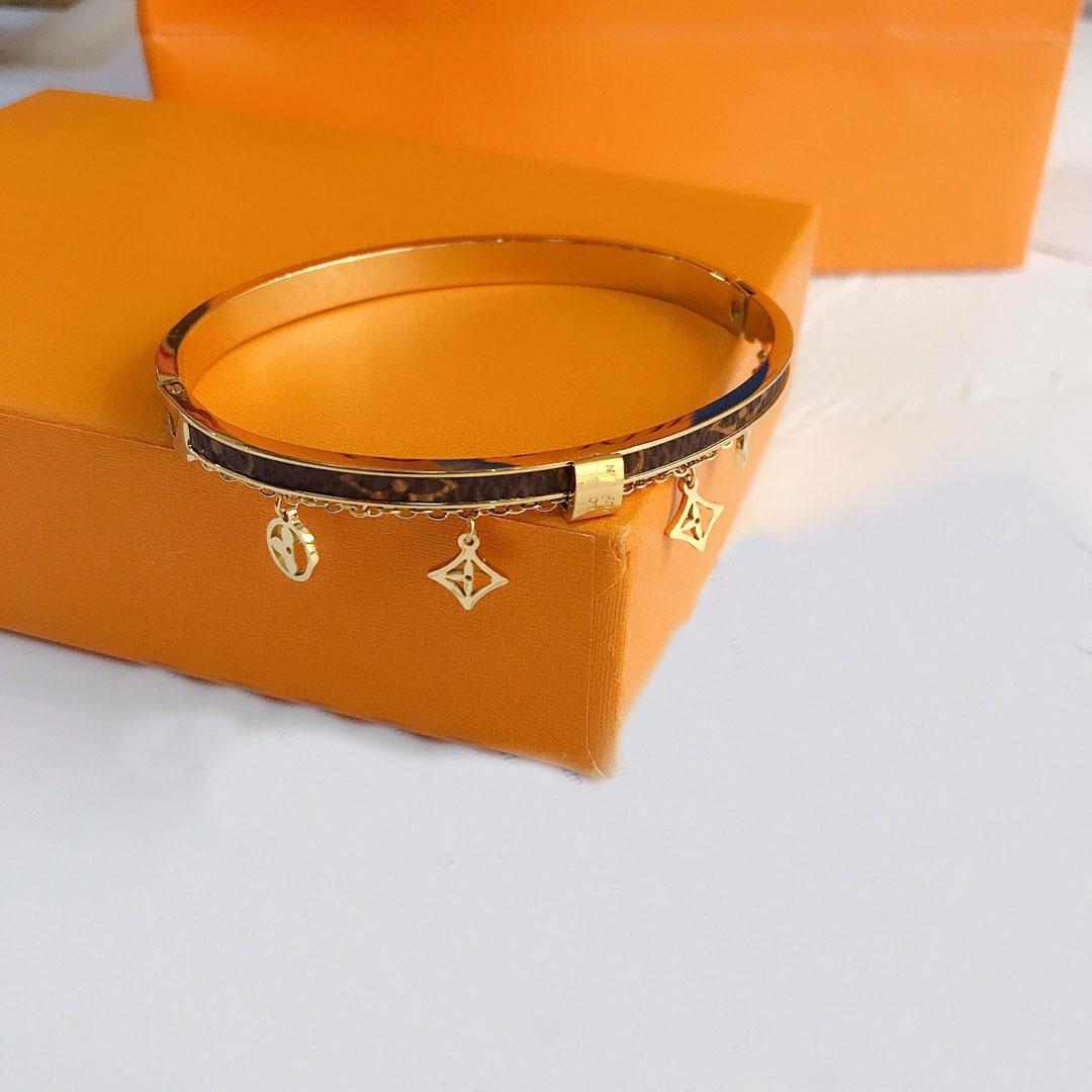 Women Charm Bangle for Fashion Designer Jewelry Stainless Steel Crystal Rhinestone 18k Gold Bangle Bracelet Wedding Bangles Accessories S070
Women Charm Bangle for Fashion Designer Jewelry Stainless Steel Crystal Rhinestone 18k Gold Bangle Bracelet Wedding Bangles Accessories S070