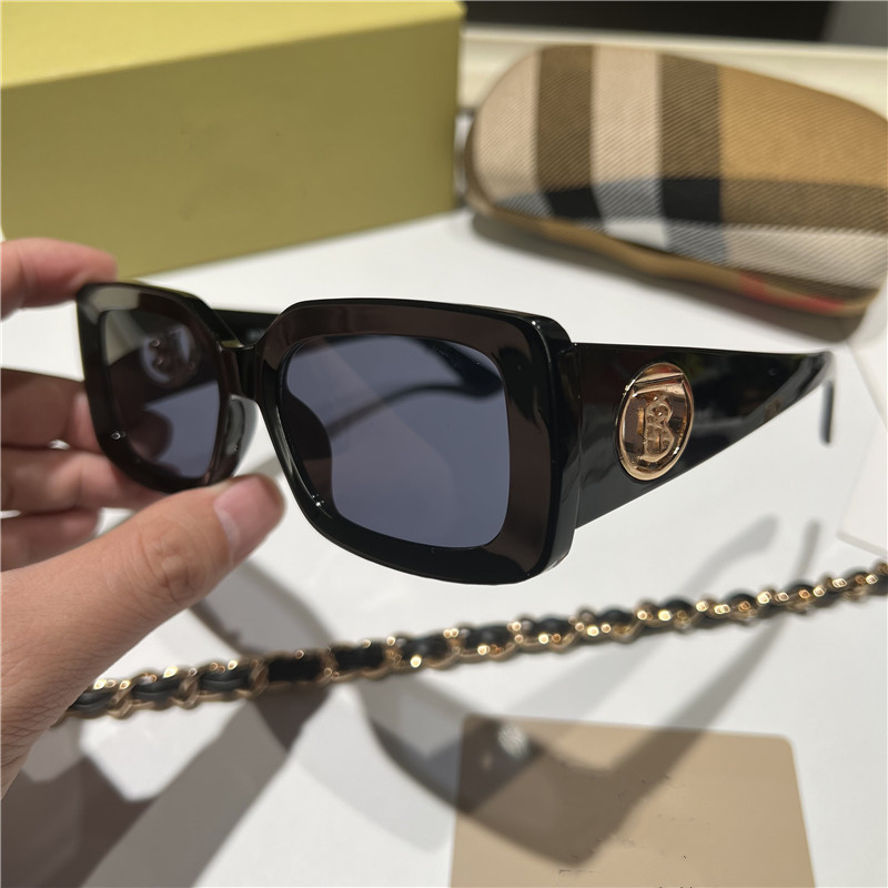 Designer Sunglasses For Women and Men Fashion Model Special UV 400 Protection Letter Big Leg Double Beam Frame Outdoor Design Alloy Pearl Sunglasses 2610
Designer Sunglasses For Women and Men Fashion Model Special UV 400 Protection Letter Big Leg Double Beam Frame Outdoor Design Alloy Pearl Sunglasses 2610
