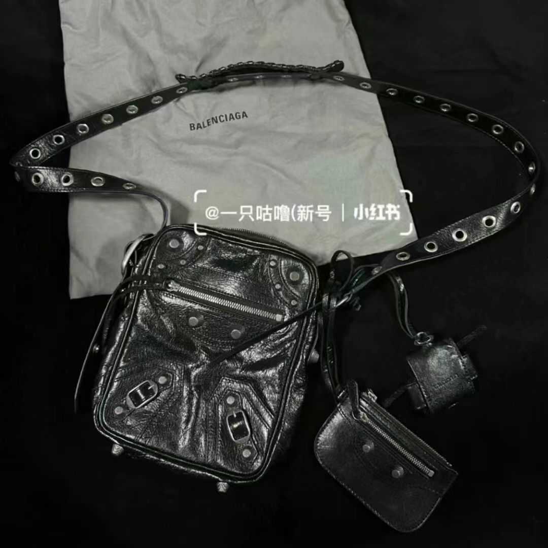 Designer B bag Classic le cagole Motorcycle Back Small Square Men Women High Beauty Outgoing Leisure Trend Foreign Trade Balencaigaity, Black
Designer B bag Classic le cagole Motorcycle Back Small Square Men Women High Beauty Outgoing Leisure Trend Foreign Trade Balencaigaity, Black