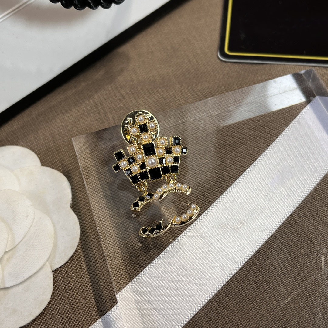 Luxury Women Designer Brand Letter Brooches Jewelry Brooch 18K Gold Plated Crystal Rhinestone Charm Lady Pearl Pin Womens Marry Wedding Party Gift Accessorie D114
Luxury Women Designer Brand Letter Brooches Jewelry Brooch 18K Gold Plated Crystal Rhinestone Charm Lady Pearl Pin Womens Marry Wedding Party Gift Accessorie D114