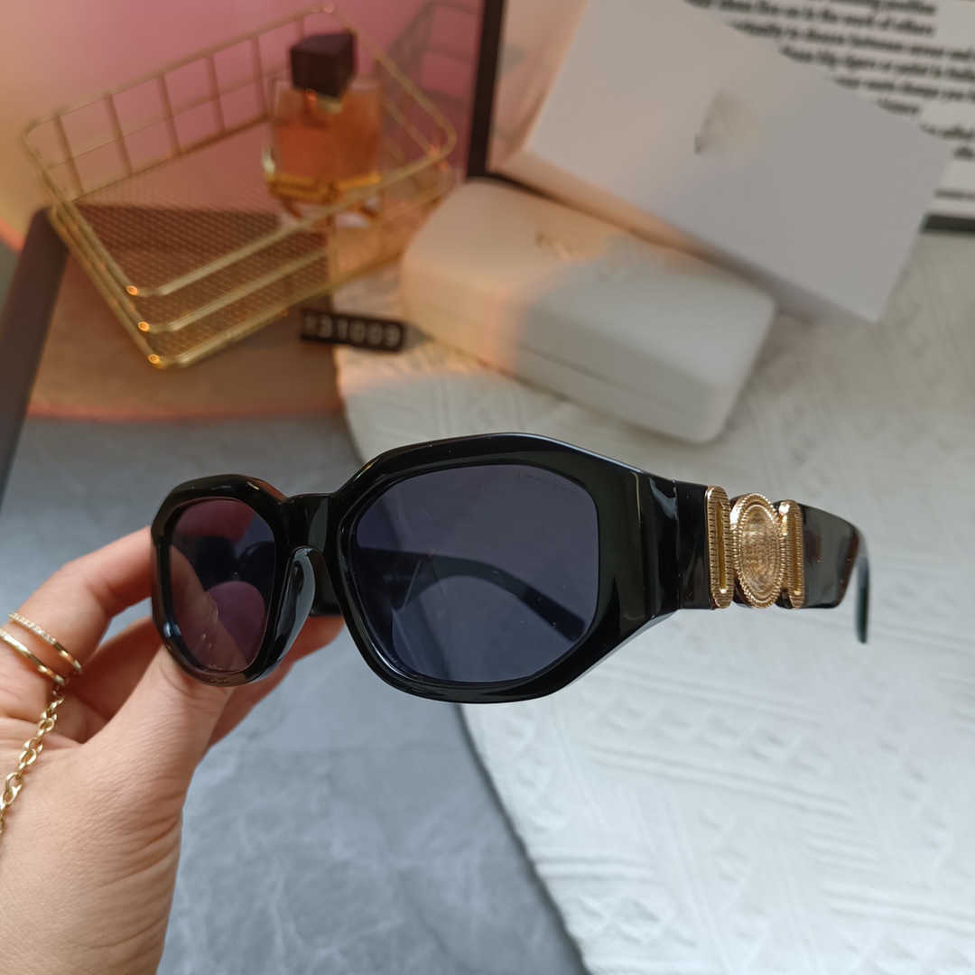 Designer Versage Sport Vercace Sunglasses Men Women Sunglass Fashion Glasses Trend Glasses Slimming Sunglasses Protection Luxury Black 2023
Designer Versage Sport Vercace Sunglasses Men Women Sunglass Fashion Glasses Trend Glasses Slimming Sunglasses Protection Luxury Black 2023