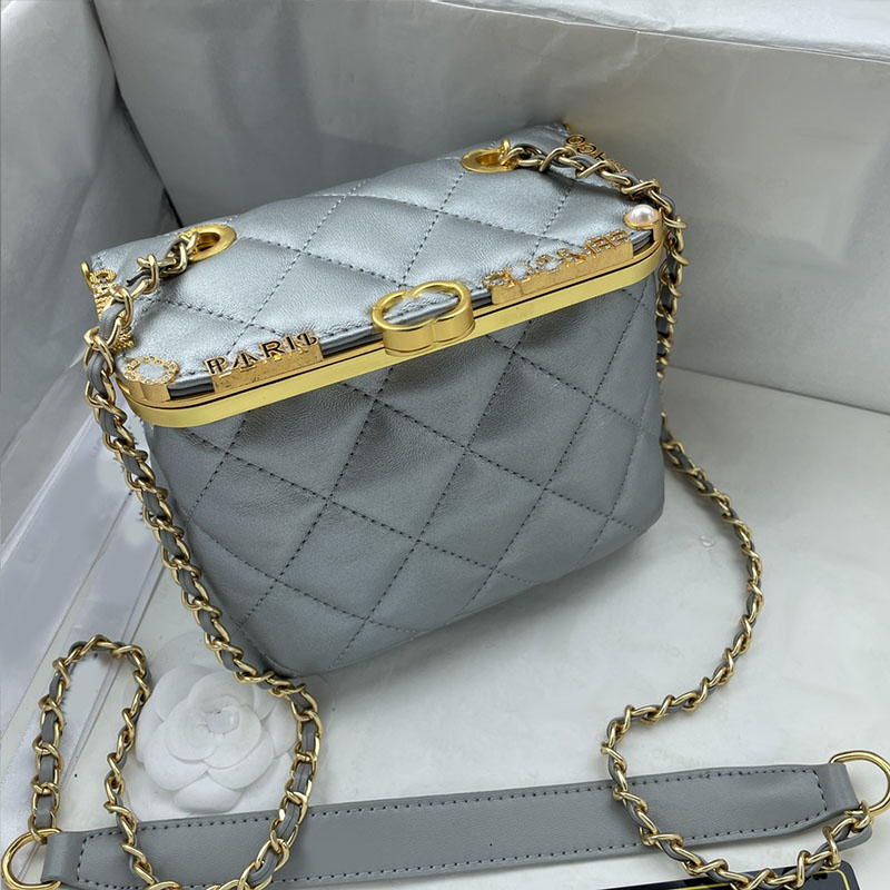 Woman Lambskin Leather Kiss Lock Bag Designer Vanity Box Bags Enamel Strass Gold Letter Metal Hardware Crossbody Shoulder Handbags 3 Colors Matelasse Chain 16x13cm, Boxs
Woman Lambskin Leather Kiss Lock Bag Designer Vanity Box Bags Enamel Strass Gold Letter Metal Hardware Crossbody Shoulder Handbags 3 Colors Matelasse Chain 16x13cm, Boxs