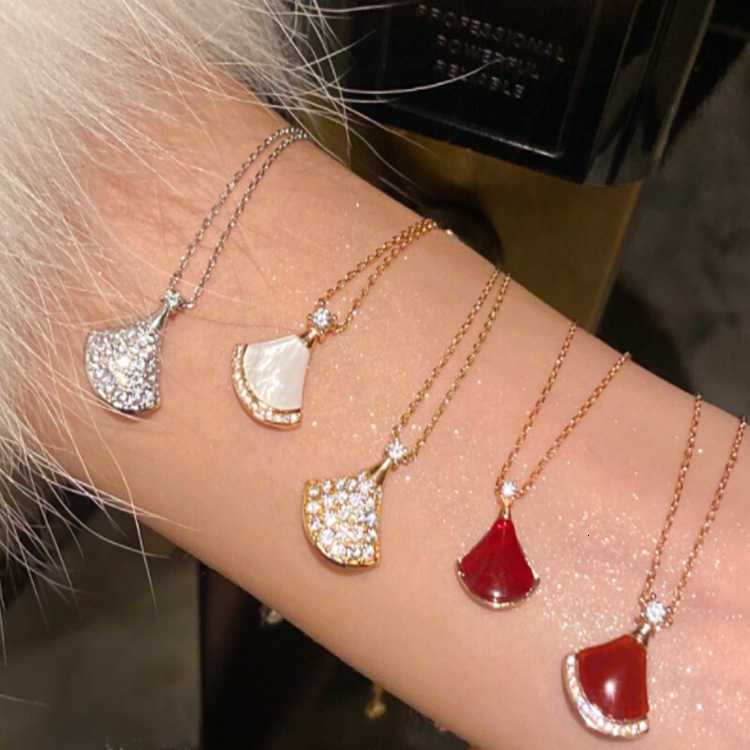2023 new light luxury Fan small skirt collarbone chain full of diamond white fritillary wine red simple and luxurious Pendant Necklace
2023 new light luxury Fan small skirt collarbone chain full of diamond white fritillary wine red simple and luxurious Pendant Necklace