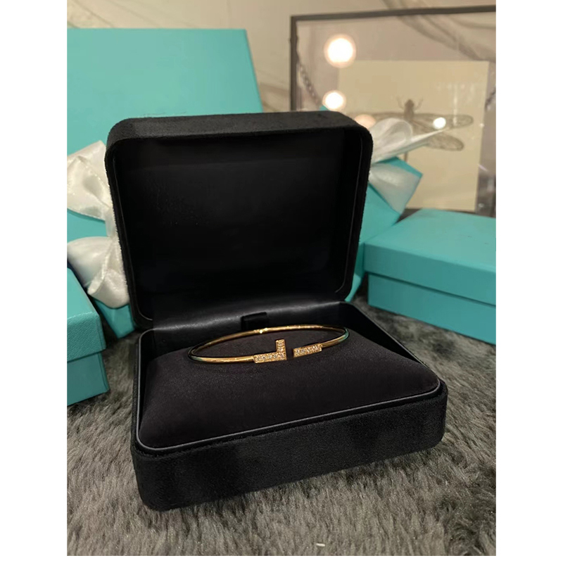 luxury Classic bracelet love bracelet Fashion unisex cuff bracelet gold jewelry Valentine's Day gift
luxury Classic bracelet love bracelet Fashion unisex cuff bracelet gold jewelry Valentine's Day gift