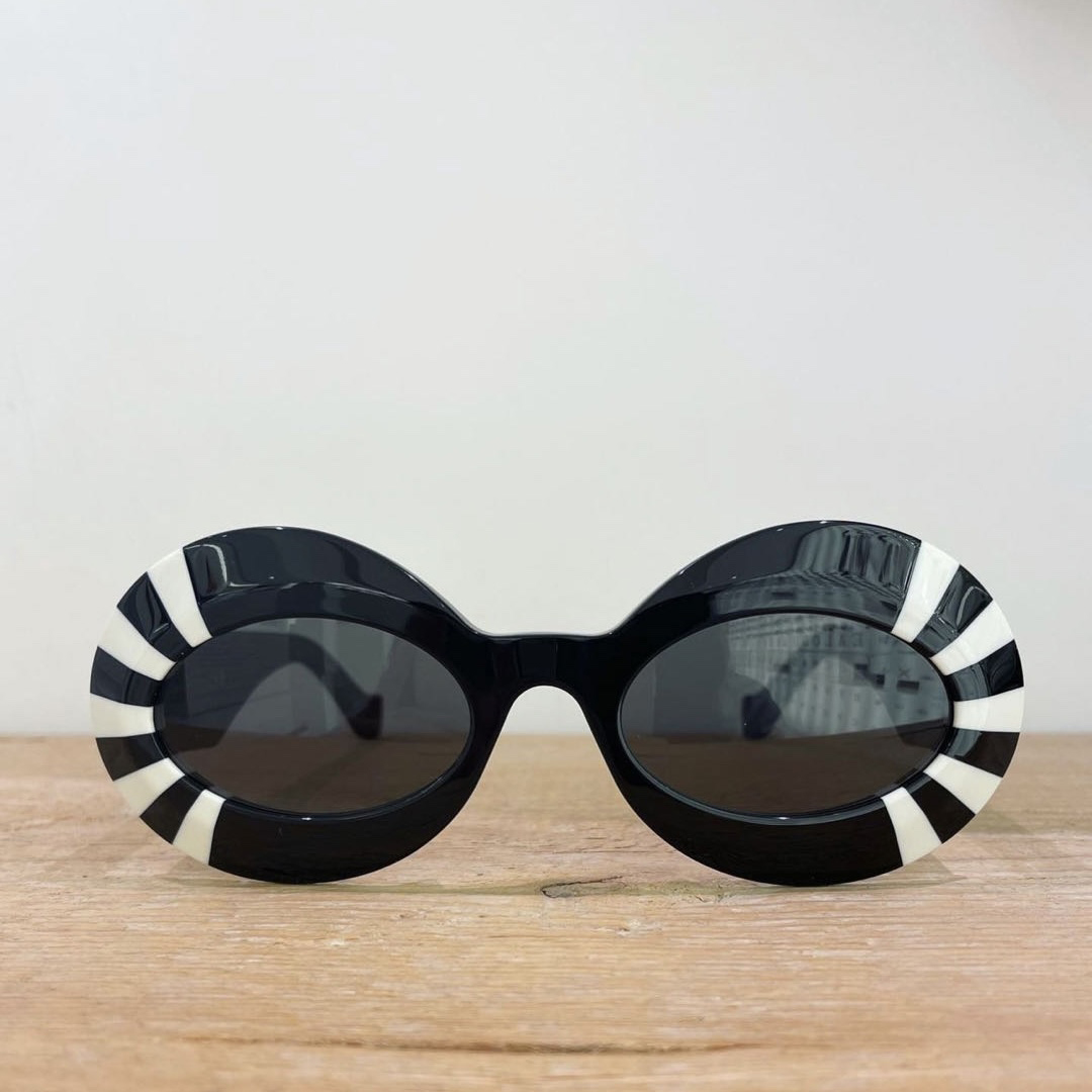 Shiny Black White Chunky Round Sunglasses for Men Women Designers Sunglasses Sonnenbrille Sun Shades UV400 Eyewear wth Box
Shiny Black White Chunky Round Sunglasses for Men Women Designers Sunglasses Sonnenbrille Sun Shades UV400 Eyewear wth Box