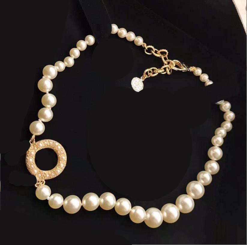 Pendant Necklaces High quality luxury jewelry, new pearl rhinestone necklace, fashionable and elegant twist pattern collarbone sweater chain jewelry for women
Pendant Necklaces High quality luxury jewelry, new pearl rhinestone necklace, fashionable and elegant twist pattern collarbone sweater chain jewelry for women
