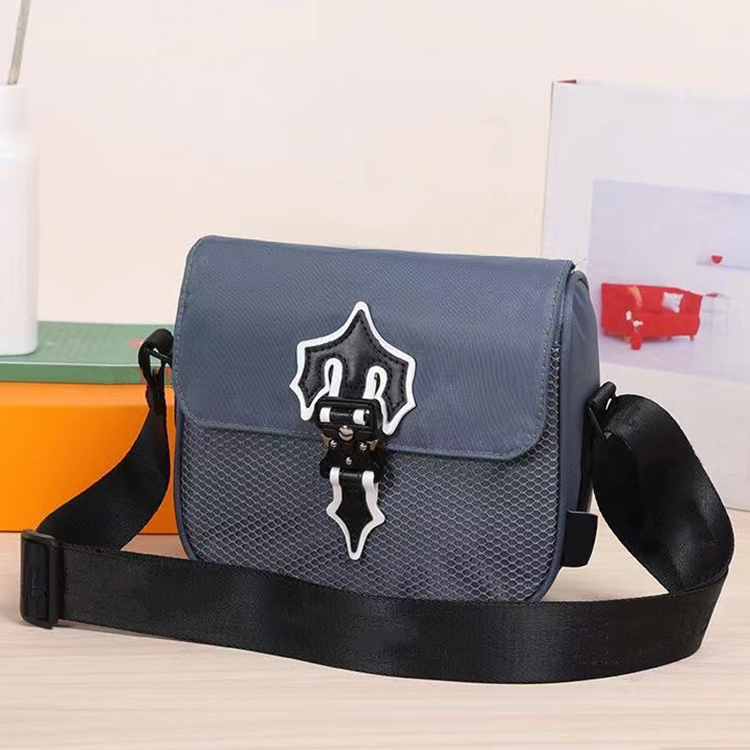 Nylon Waterproof canvas Men's Trapstar shoulder bag Trapstars IRONGATE COBRA T tote clutch Bags Womens handbag Oxford Luxury Designer big Crossbody fashion Bag, Black
Nylon Waterproof canvas Men's Trapstar shoulder bag Trapstars IRONGATE COBRA T tote clutch Bags Womens handbag Oxford Luxury Designer big Crossbody fashion Bag, Black