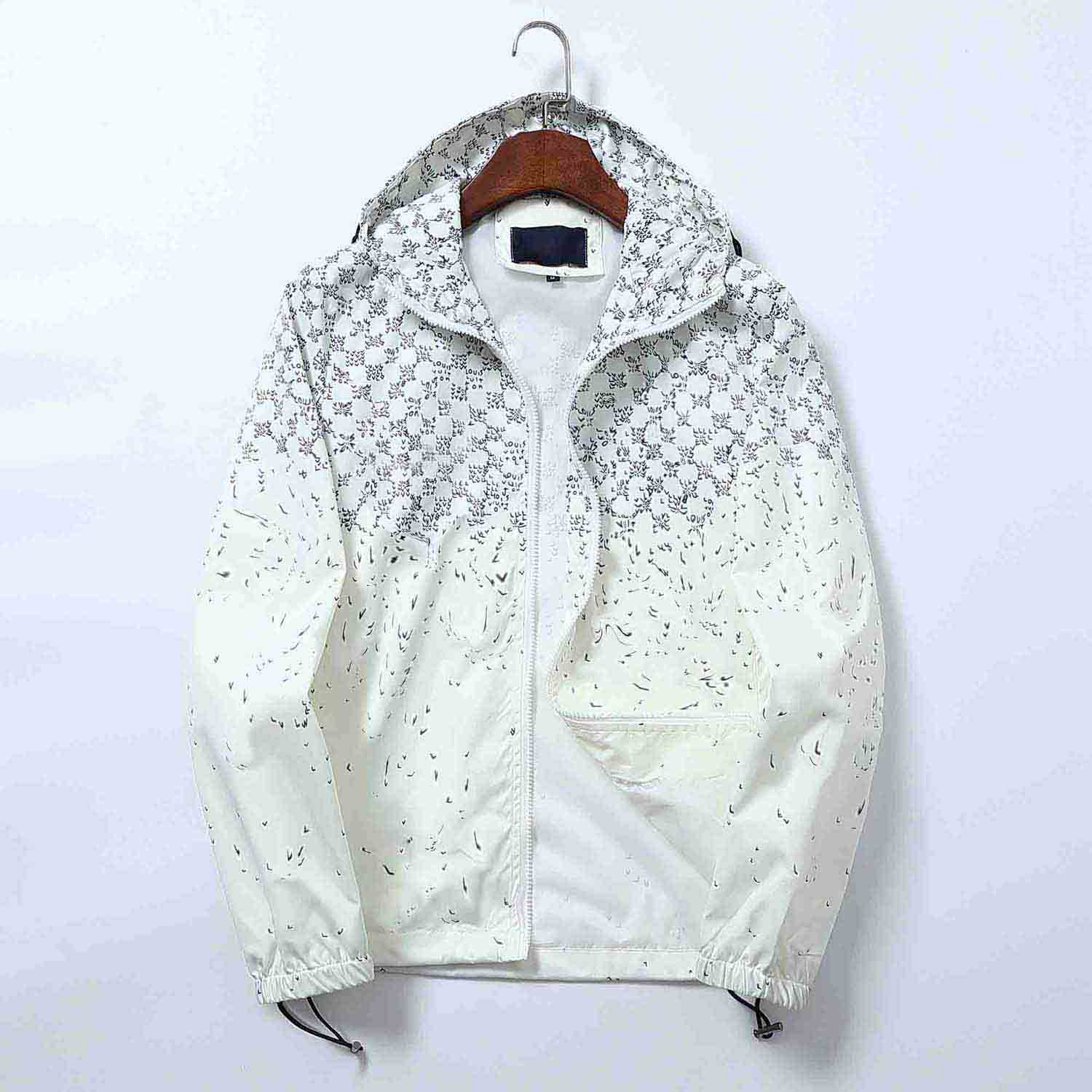 Designer mens jacket spring and autumn windrunner tee fashion hooded sports windbreaker casual zipper jackets clothing
Designer mens jacket spring and autumn windrunner tee fashion hooded sports windbreaker casual zipper jackets clothing