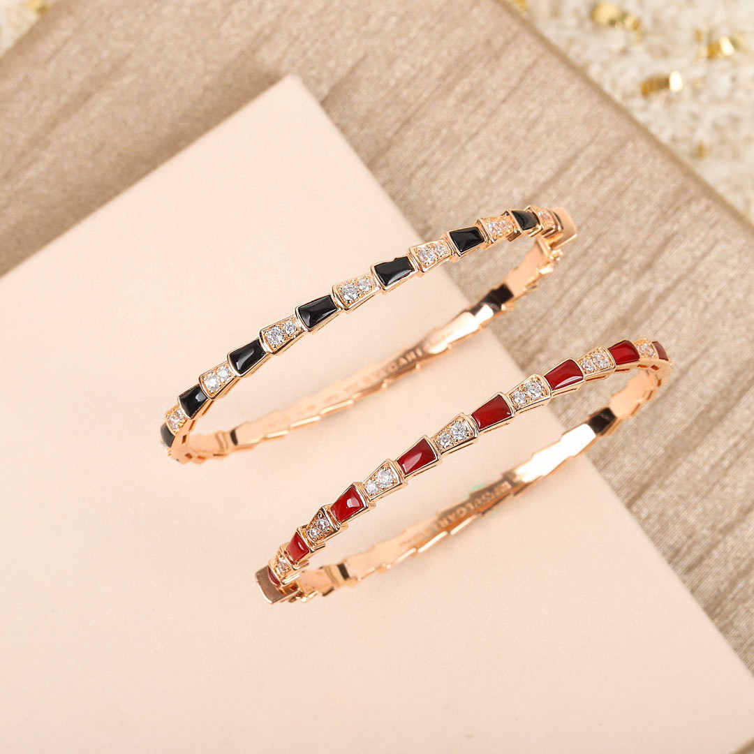 2023 Luxury quality charm punk bangle with diamond and Black red colord design have box stamp PS7689A
2023 Luxury quality charm punk bangle with diamond and Black red colord design have box stamp PS7689A