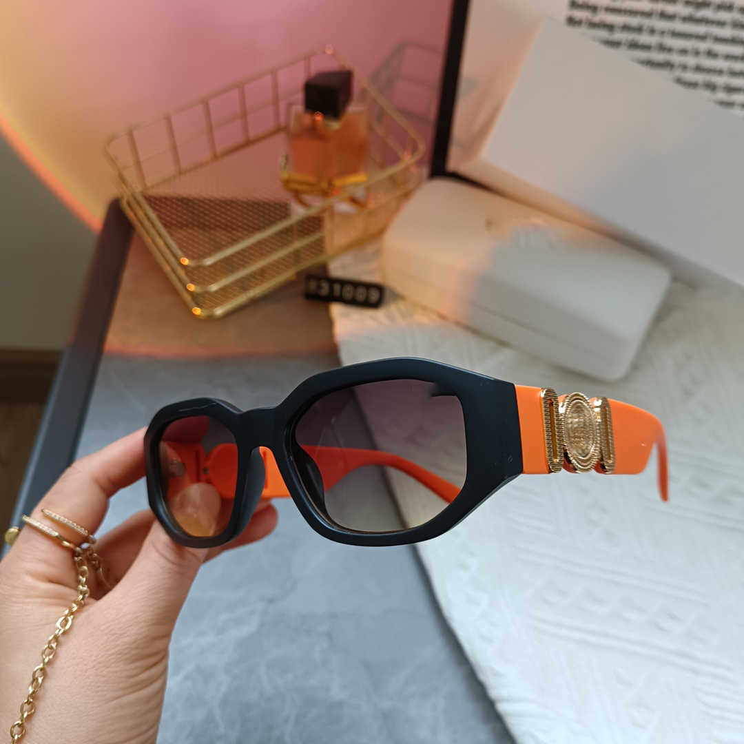 Designer Versage Fashion Vercace Sunglasses Men Women Sunglass Fashion Glasses Trend Glasses Slimming Sunglasses Protection Luxury Pink
Designer Versage Fashion Vercace Sunglasses Men Women Sunglass Fashion Glasses Trend Glasses Slimming Sunglasses Protection Luxury Pink
