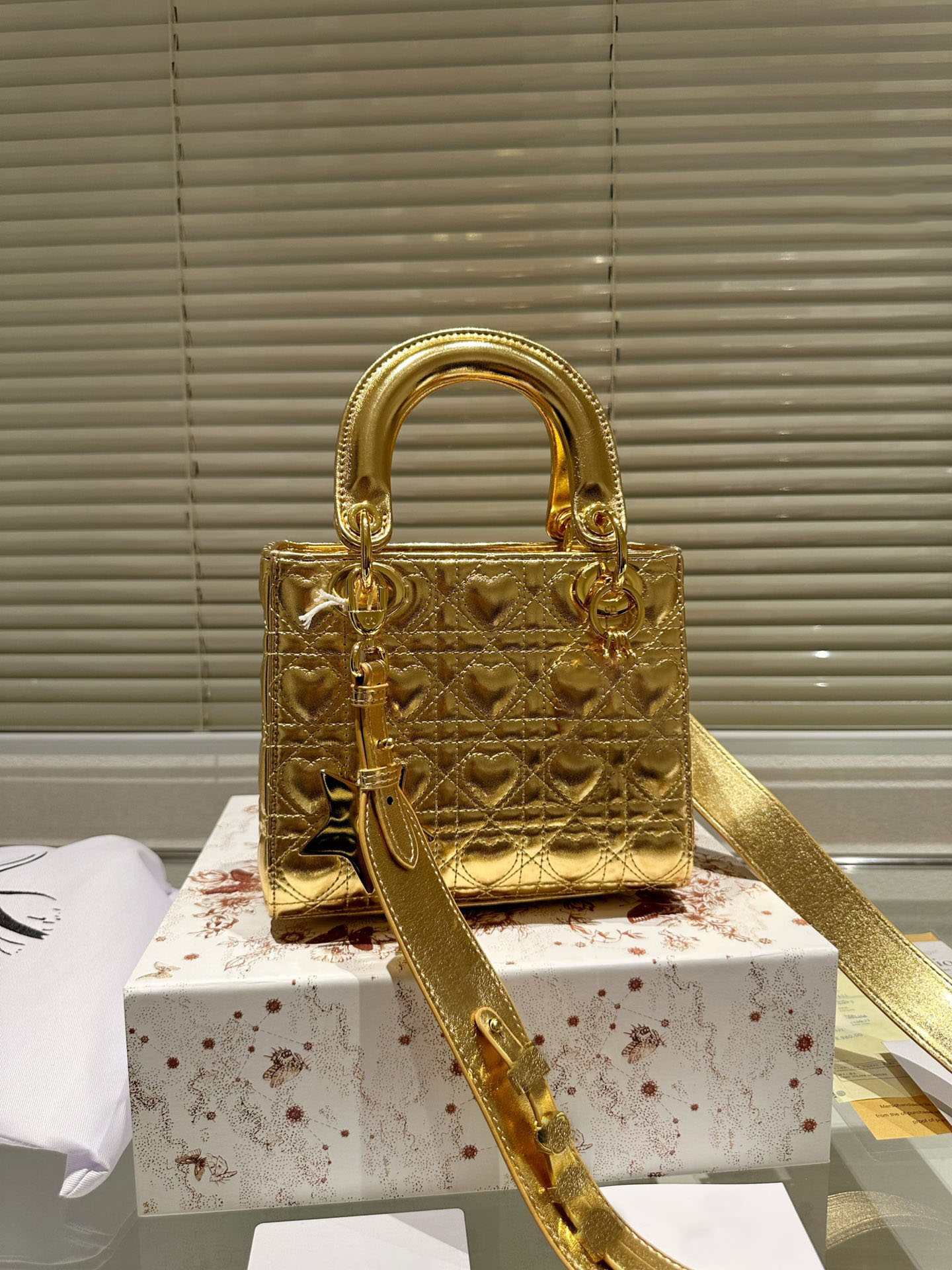Top designer single bag fashion high quality leather crocodile pattern gradient bag metal buckle shoulder bag chain shopping handbag banquet bag, Gold
Top designer single bag fashion high quality leather crocodile pattern gradient bag metal buckle shoulder bag chain shopping handbag banquet bag, Gold