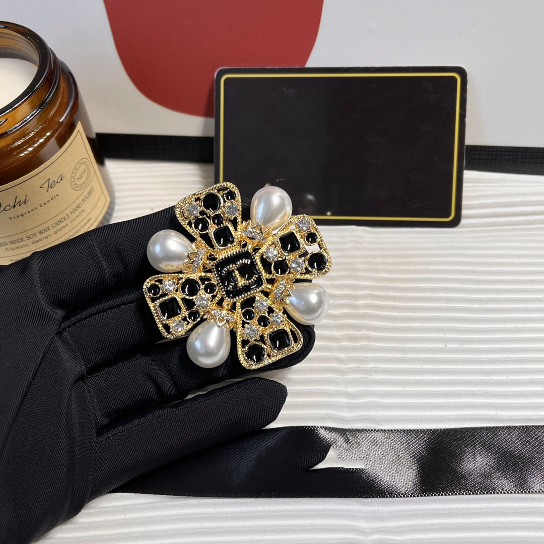 Brand Designer Stainless Steel Letter Brooches Luxury Women Crystal Rhinestone Lipstick Design18K Gold Plated Suit Laple Pin Metal Fashion Jewelry D096
Brand Designer Stainless Steel Letter Brooches Luxury Women Crystal Rhinestone Lipstick Design18K Gold Plated Suit Laple Pin Metal Fashion Jewelry D096