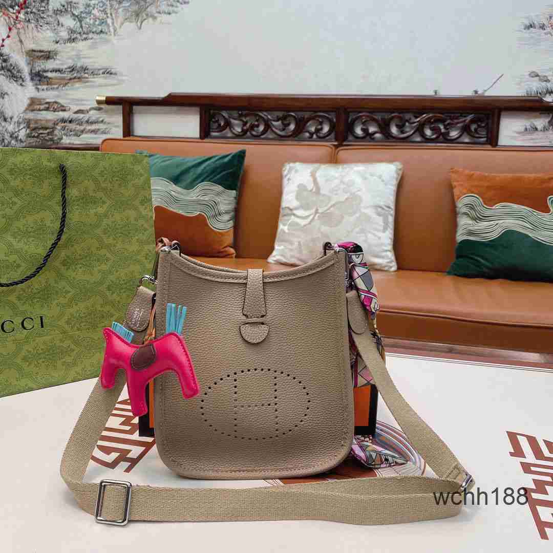 Hollow Leather Designer Bag 2023 Herma Bucket Evelyns Tote Bags Cowhide Women's 19cm Lychee Pattern h Out Single Shoulder Crossbody Small Rntz, Light gray
Hollow Leather Designer Bag 2023 Herma Bucket Evelyns Tote Bags Cowhide Women's 19cm Lychee Pattern h Out Single Shoulder Crossbody Small Rntz, Light gray