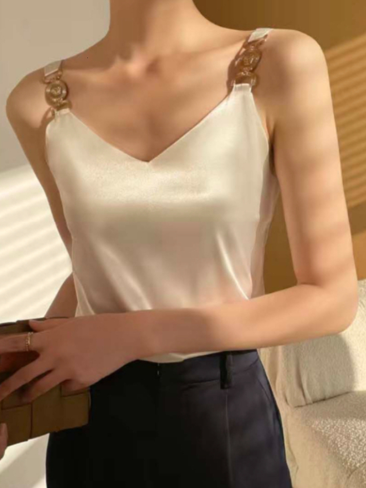 Camisoles Tanks Women's T-shirt Silk Metal Buckle V-neck Vest Elegant Temperament Halter Top Solid Camis Black SATIN Sexy Off The Shoulder 230412
Camisoles Tanks Women's T-shirt Silk Metal Buckle V-neck Vest Elegant Temperament Halter Top Solid Camis Black SATIN Sexy Off The Shoulder 230412