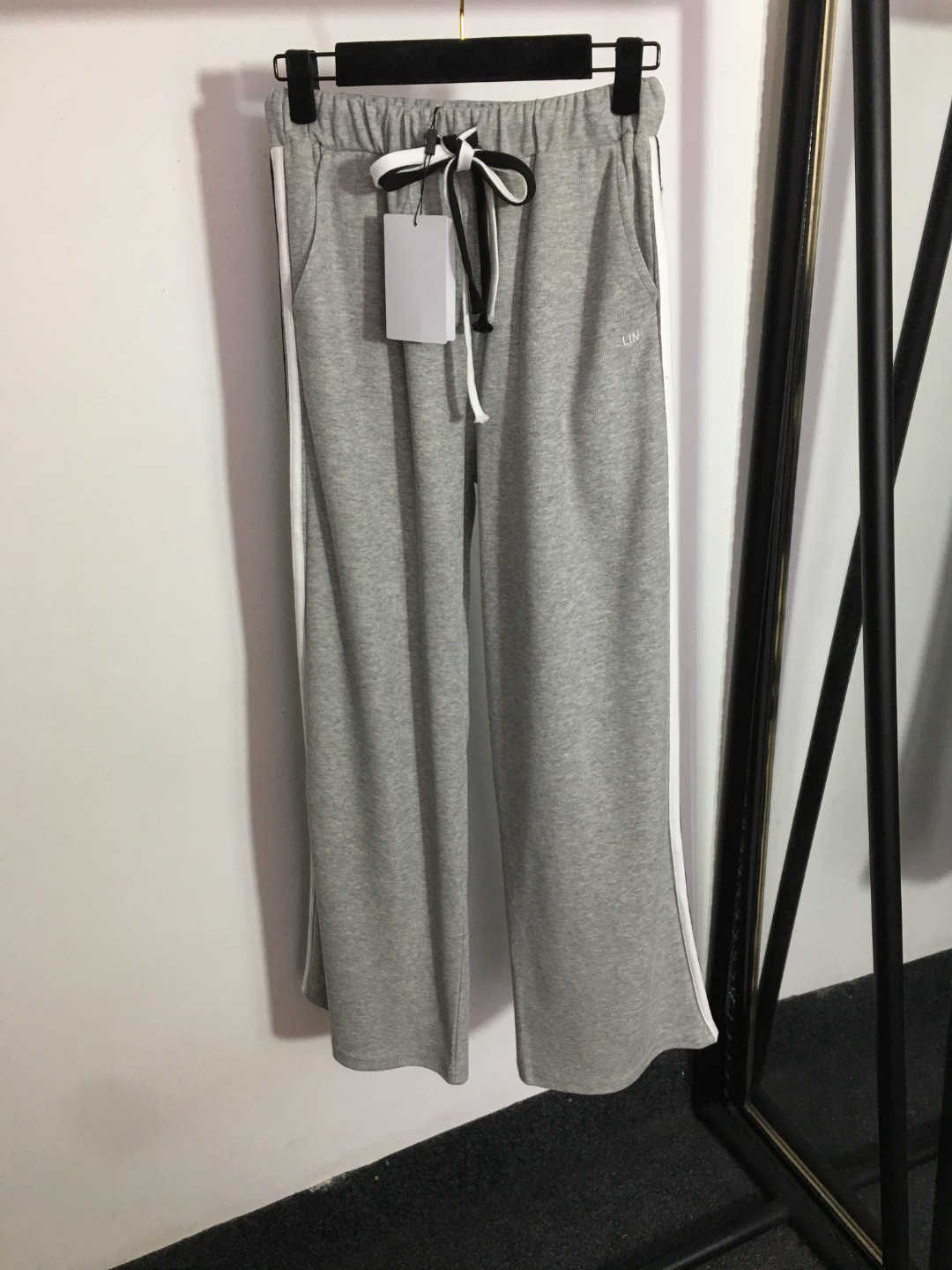 23ss designer women pants Fashion two color drawstring Elastic Waist casual wide leg Trousers high quality womens clothing
23ss designer women pants Fashion two color drawstring Elastic Waist casual wide leg Trousers high quality womens clothing