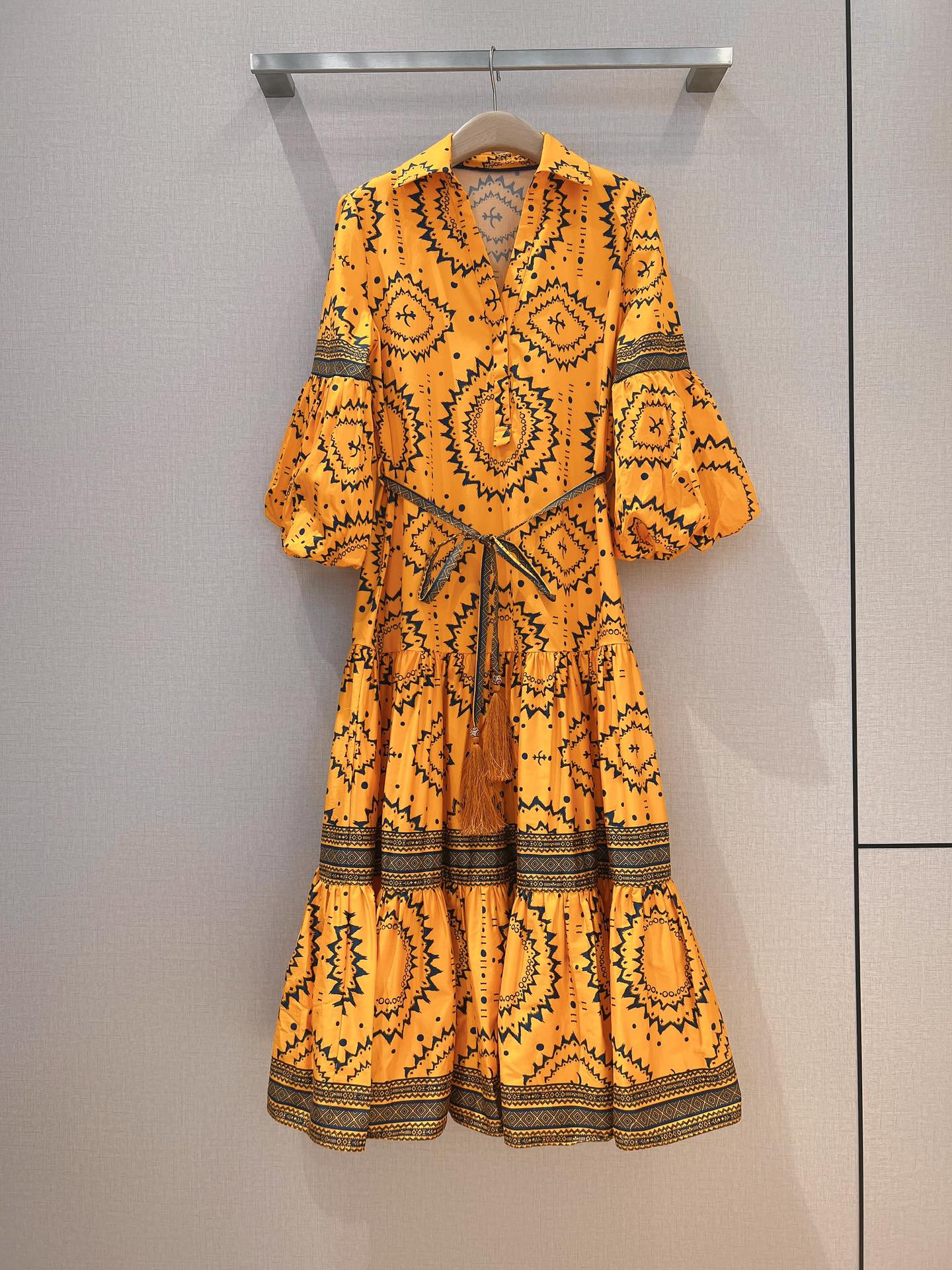 New small V-neck patchwork bubble sleeve dress with positioning printing and waistband for slimming mid length skirt dresses for woman, Yellow
New small V-neck patchwork bubble sleeve dress with positioning printing and waistband for slimming mid length skirt dresses for woman, Yellow