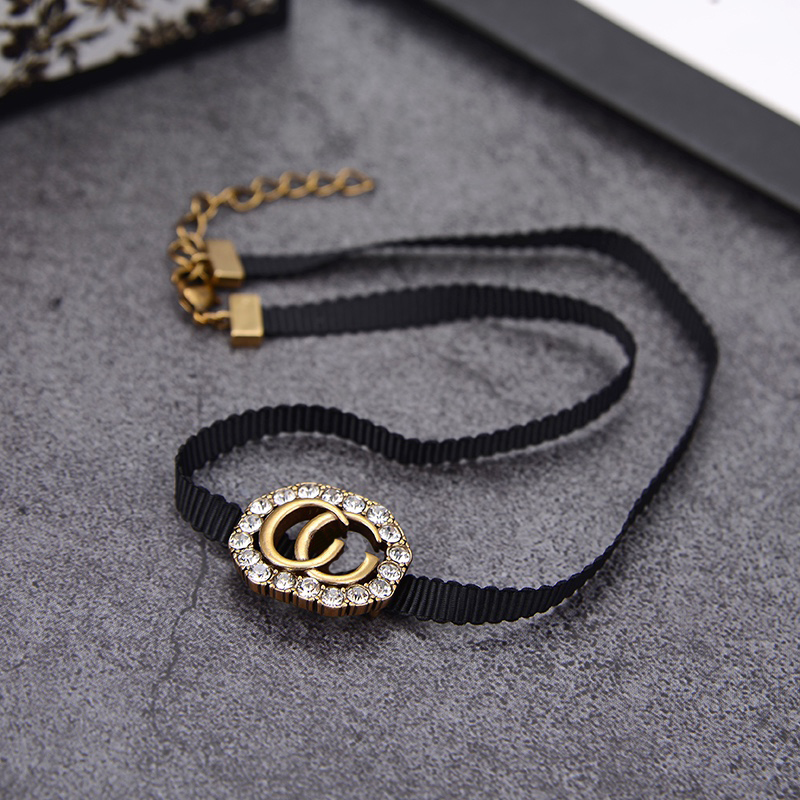 Luxury jewelry Chokers designer alphabet black rope necklace imported simulation diamond pearl counter consistent brass material hot model
Luxury jewelry Chokers designer alphabet black rope necklace imported simulation diamond pearl counter consistent brass material hot model