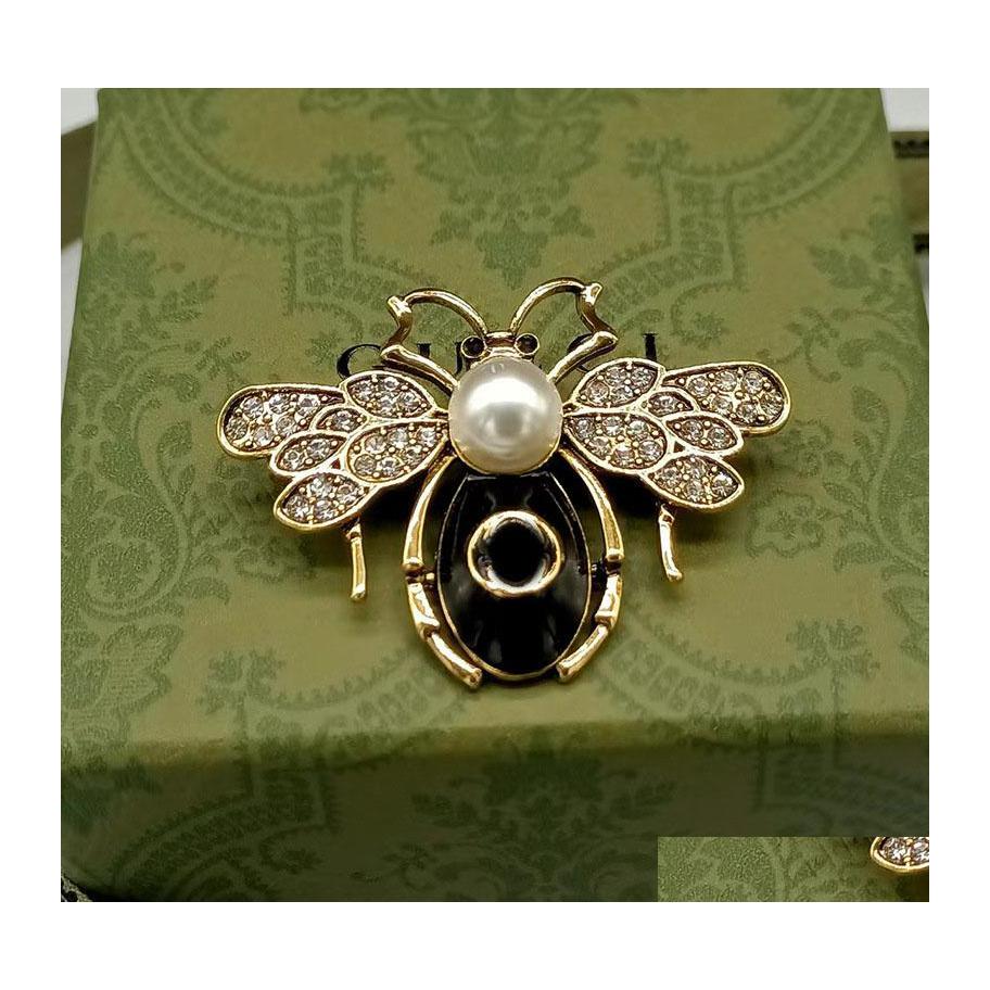 Pins Brooches Famous Design Gold Bee Letters Luxurys Desinger Brooch Women Rhinestone Pearl Letter Suit Pin Fashion Jewelry Clothin Dhhfj
Pins Brooches Famous Design Gold Bee Letters Luxurys Desinger Brooch Women Rhinestone Pearl Letter Suit Pin Fashion Jewelry Clothin Dhhfj