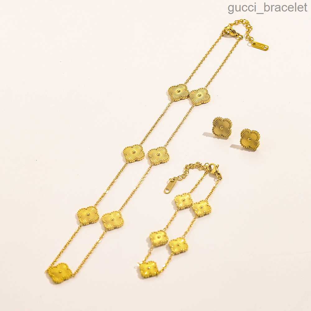 Luxury Pendant Necklace Flower Charm Bracelet Stud Earring Jewelry Set for Women Gift
Luxury Pendant Necklace Flower Charm Bracelet Stud Earring Jewelry Set for Women Gift