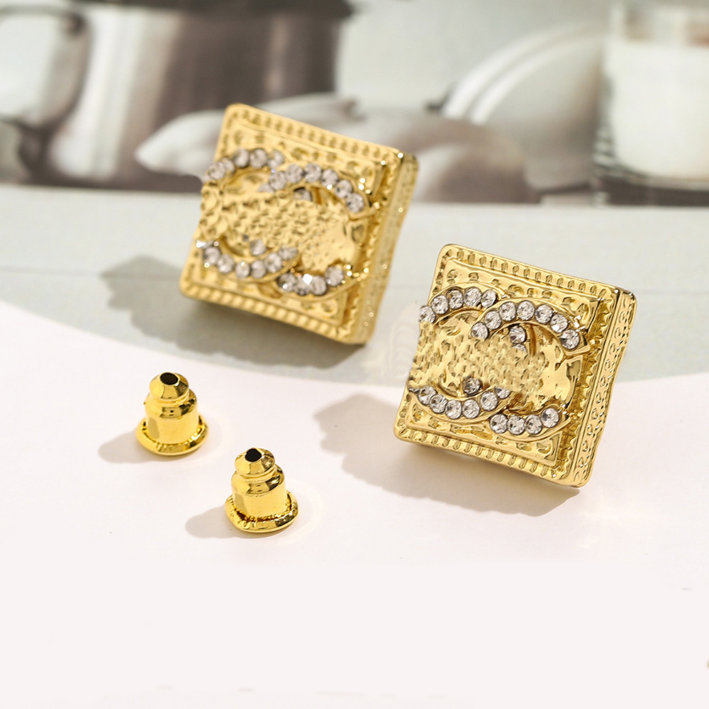 Elegant Luxury Style Letter Designer Stud Earring For Charm Womens Diamond Brand Earring For Wedding Part Gift Jewelry Accessorie
Elegant Luxury Style Letter Designer Stud Earring For Charm Womens Diamond Brand Earring For Wedding Part Gift Jewelry Accessorie
