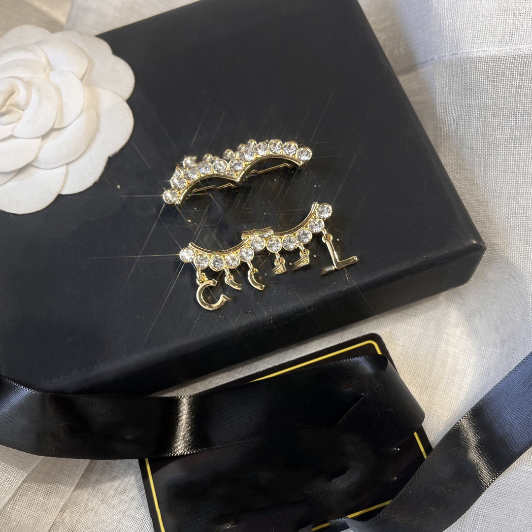 Brand Designer Stainless Steel Letter Brooches Tassel Luxury Women 18K Gold Plated Suit Laple Pin Crystal Rhinestone Metal Fashion Jewelry D094
Brand Designer Stainless Steel Letter Brooches Tassel Luxury Women 18K Gold Plated Suit Laple Pin Crystal Rhinestone Metal Fashion Jewelry D094