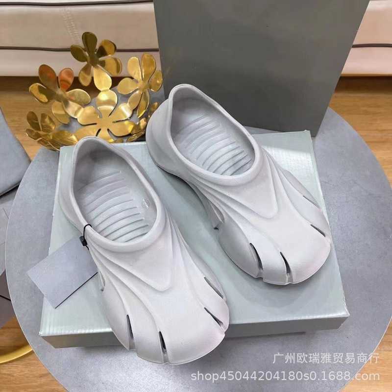 Autumn Paris New Network Red Flat Bottom Light Luxury Bag with Solid Color Casual Outwear Fashion Sandals Shit Feeling Hole Shoes, Gray
Autumn Paris New Network Red Flat Bottom Light Luxury Bag with Solid Color Casual Outwear Fashion Sandals Shit Feeling Hole Shoes, Gray