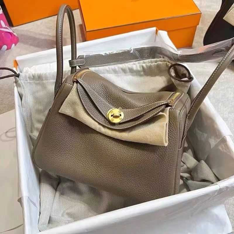 Bags H erme French hand sewn TC mini leather women's bag Mini Lindys bag Lindys bag lychee pattern high-end version, Elephant grey (gold buckle)
Bags H erme French hand sewn TC mini leather women's bag Mini Lindys bag Lindys bag lychee pattern high-end version, Elephant grey (gold buckle)