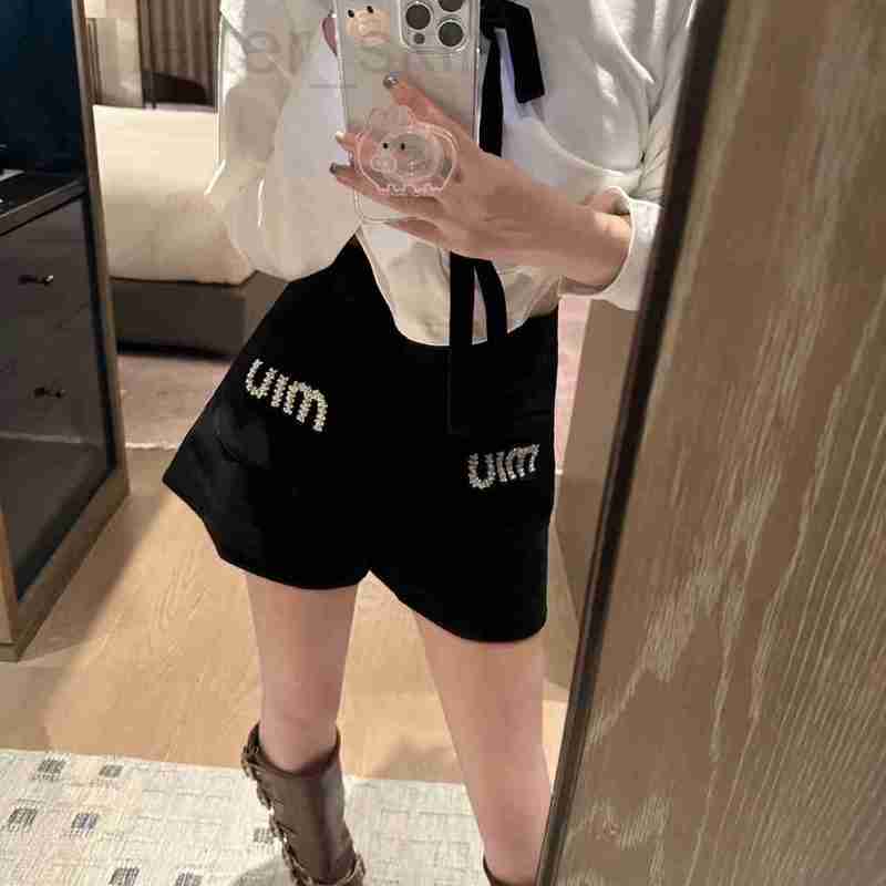 Women' Pants & Capris designer New23ss Summer New High Waist Velvet Letter Diamond Pocket Shorts Fashion Versatile Four Seasons MTEN, Black
Women' Pants & Capris designer New23ss Summer New High Waist Velvet Letter Diamond Pocket Shorts Fashion Versatile Four Seasons MTEN, Black