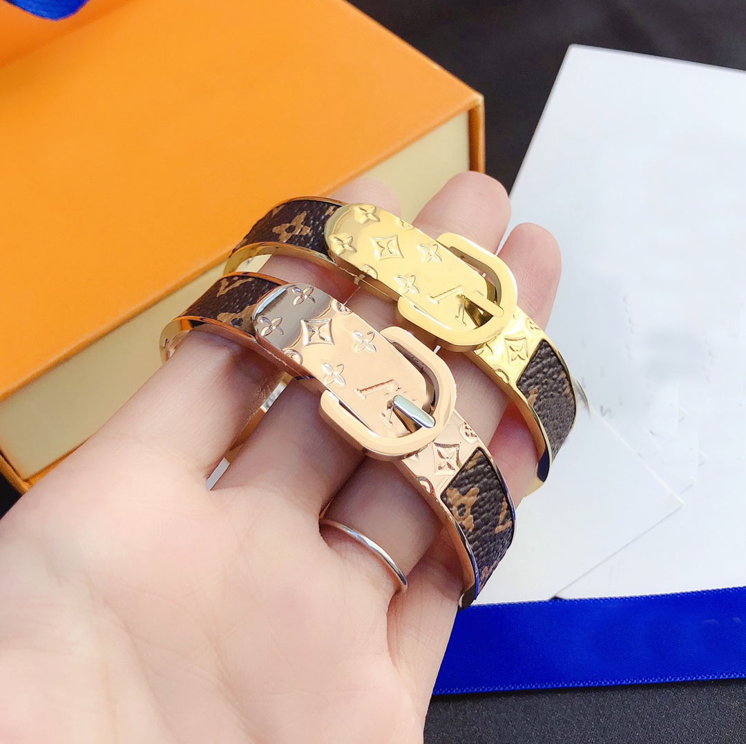 Luxury Bangles Bracelets Designer for Women Letter Jewelry Letter Belt Buckle Old Flower Stainless Steel Wristband Cuff 18K Gold Plated Fashion Accessories S121
Luxury Bangles Bracelets Designer for Women Letter Jewelry Letter Belt Buckle Old Flower Stainless Steel Wristband Cuff 18K Gold Plated Fashion Accessories S121
