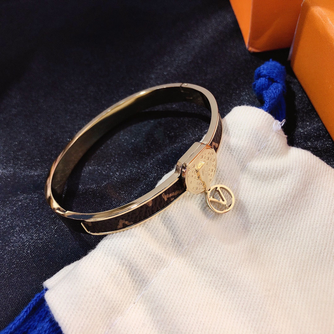Women 18k Gold Bangle Bracelet Luxury Designer Jewelry Design Presbyopia Faux Leather Purse Wristband Cuff Stainless Steel Bracelet Wedding Gifts S138
Women 18k Gold Bangle Bracelet Luxury Designer Jewelry Design Presbyopia Faux Leather Purse Wristband Cuff Stainless Steel Bracelet Wedding Gifts S138