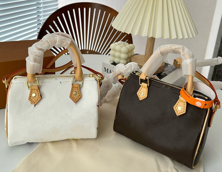 Speedy Bandouliere 16 Mini Boston Bag Monograms canvas Leather City Handle Bags Womens Designer Luxurys Brown Old Flowers Crossbody Pillows Handbag, White multicolor flower
Speedy Bandouliere 16 Mini Boston Bag Monograms canvas Leather City Handle Bags Womens Designer Luxurys Brown Old Flowers Crossbody Pillows Handbag, White multicolor flower