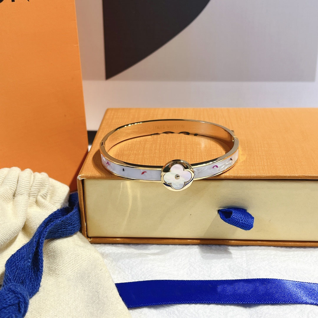 Charm Bangle Designer for Women Luxury Designer Presbyopia Flowers Shell Pattern Jewelry 18K Gold Plated Stainless Steel Bracelet Wedding Gifts S291
Charm Bangle Designer for Women Luxury Designer Presbyopia Flowers Shell Pattern Jewelry 18K Gold Plated Stainless Steel Bracelet Wedding Gifts S291