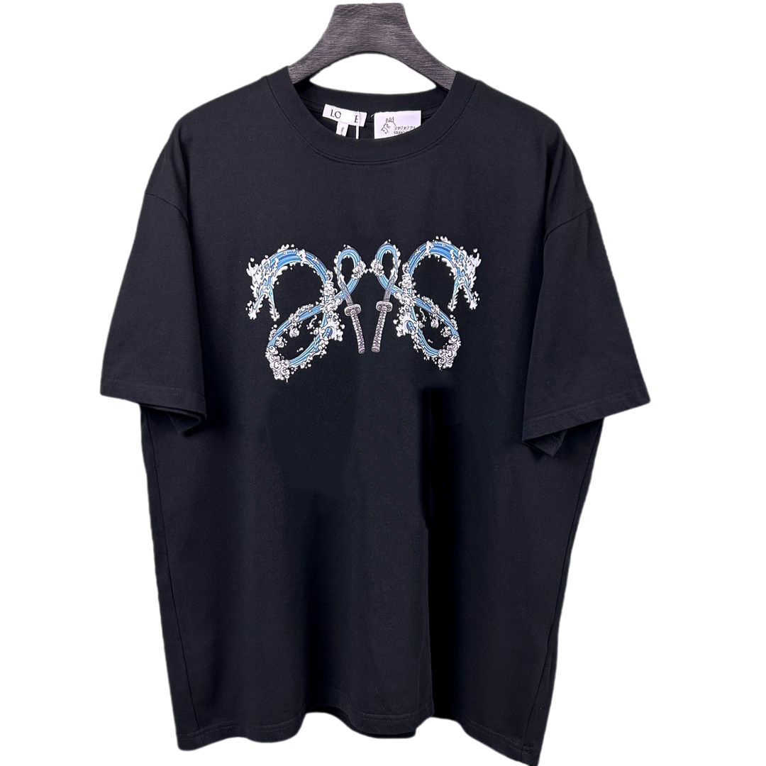 Designer Luxury Loes Classic 23ss Miyazaki Dragoncat Collection Co Branded Summer Versatile Short Sleeve T-Shirt Men Women Wife Student
Designer Luxury Loes Classic 23ss Miyazaki Dragoncat Collection Co Branded Summer Versatile Short Sleeve T-Shirt Men Women Wife Student
