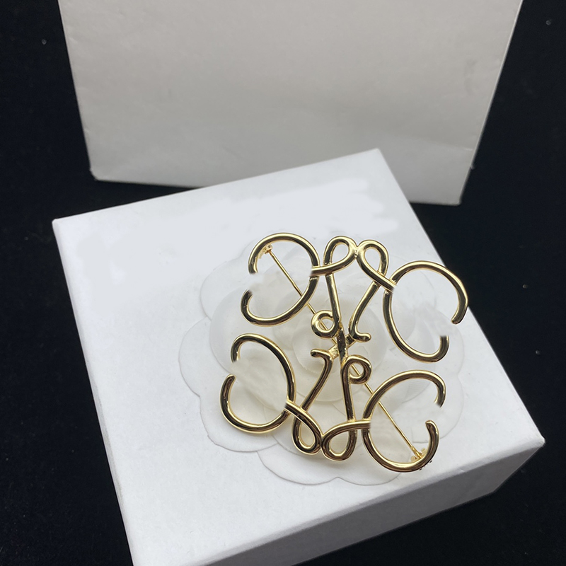 Luxury Designer Womens broche jewelry Brooch Geometric Hollow Out brooch Personalized Pin for women Mens Couple Suit Accessories
Luxury Designer Womens broche jewelry Brooch Geometric Hollow Out brooch Personalized Pin for women Mens Couple Suit Accessories