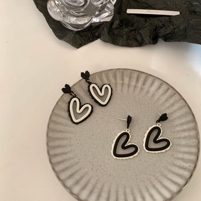 Backs Earrings Korean Autumn Black White Heart Temperament Exaggerated Hollow Out Shaped Clip Without Piercing Women
Backs Earrings Korean Autumn Black White Heart Temperament Exaggerated Hollow Out Shaped Clip Without Piercing Women