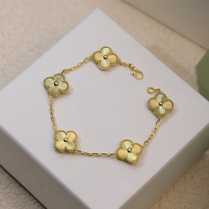 four leaf clover Bracelet Natural Shell Gemstone Gold Plated 18K designer for woman T0P quality highest counter quality European size fashion anniversary gift 012
four leaf clover Bracelet Natural Shell Gemstone Gold Plated 18K designer for woman T0P quality highest counter quality European size fashion anniversary gift 012