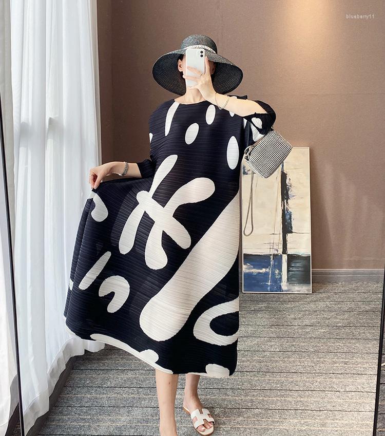 

Casual Dresses Miyake Pleated Dress Women Horizontal Stretch Printing Fashionable Loose Large Size Covering Belly All-match 2023