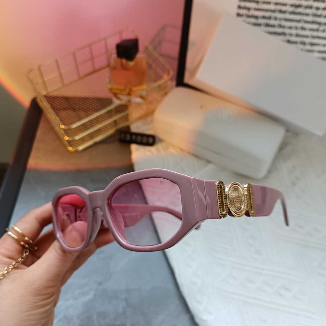 Designer Versage Fashion Vercace Sunglasses Men Women Sunglass Fashion Glasses Trend Glasses Slimming Sunglasses Protection Luxury Pink 2023 New
Designer Versage Fashion Vercace Sunglasses Men Women Sunglass Fashion Glasses Trend Glasses Slimming Sunglasses Protection Luxury Pink 2023 New