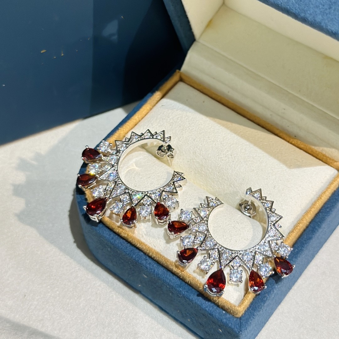 Luxury Designer Dangle Earrings S925 Sterling Silver Round Hollow Charm Five Red Wather Drop Zircon Loop Earrings For Women Party Gift
Luxury Designer Dangle Earrings S925 Sterling Silver Round Hollow Charm Five Red Wather Drop Zircon Loop Earrings For Women Party Gift