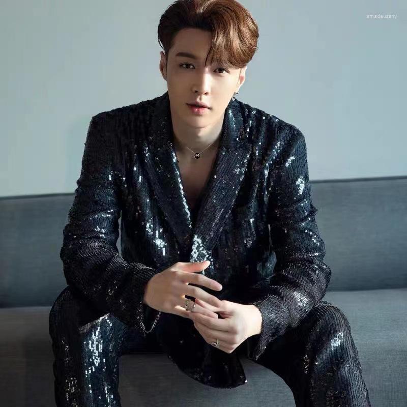 Men's Suits Shining Black Sequins Suit Single Button Blazer Pants 2 Piece Set Nightclub Stage Walk Show Singer Host Performance Stylist
Men's Suits Shining Black Sequins Suit Single Button Blazer Pants 2 Piece Set Nightclub Stage Walk Show Singer Host Performance Stylist