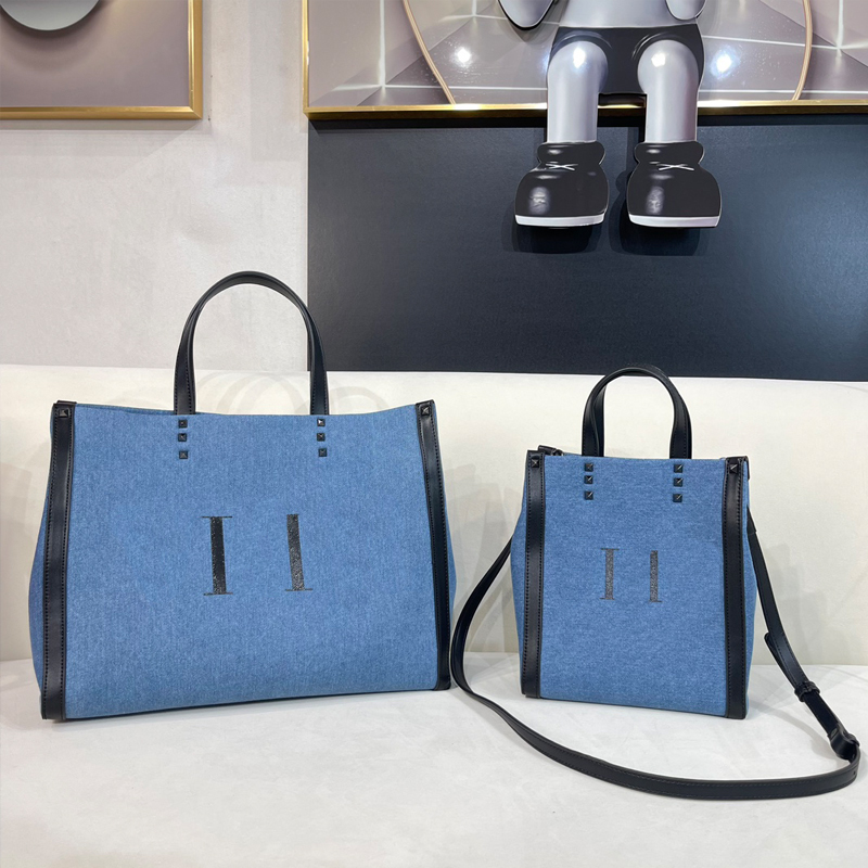 Large Capacity Canvas Totes Bag Women Designer Handbags Men Cross Body Shoulder Bags Real Leather Handle Fashion Letter Adjustable Stripes Women Tote
Large Capacity Canvas Totes Bag Women Designer Handbags Men Cross Body Shoulder Bags Real Leather Handle Fashion Letter Adjustable Stripes Women Tote