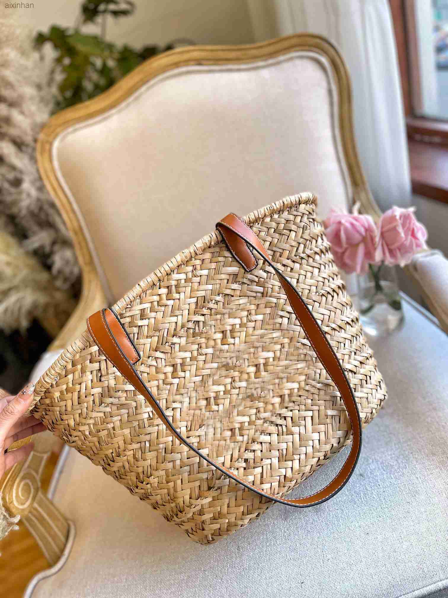 2023 new Straw woven cabbage basket GM Tote Designers Evening Bags Womens Carrier Bag Shopping Genuine Handbags Purses Lady Casual Totes Q008High quality, Handmade straw woven bag
2023 new Straw woven cabbage basket GM Tote Designers Evening Bags Womens Carrier Bag Shopping Genuine Handbags Purses Lady Casual Totes Q008High quality, Handmade straw woven bag