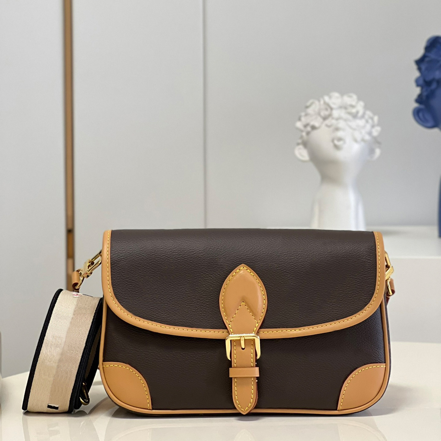 Designer Flap bag Luxury Shoulder bag 24CM Genuine leather Crossbody bag Delicate knockoff Handbag With Box YL163
Designer Flap bag Luxury Shoulder bag 24CM Genuine leather Crossbody bag Delicate knockoff Handbag With Box YL163