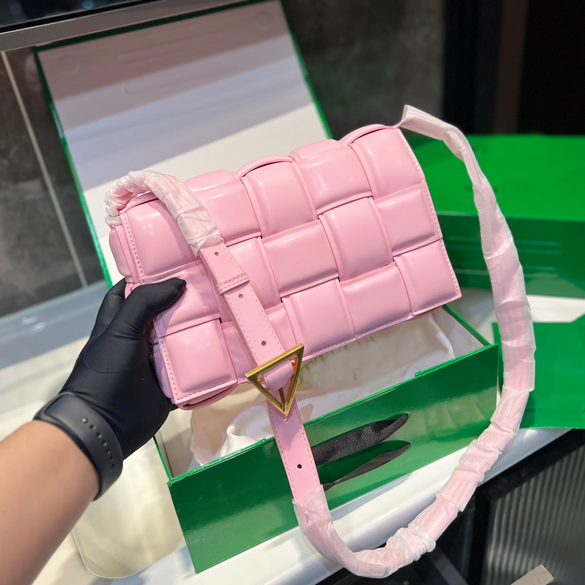 Luxury designer Pink Botega Veneta Bag 5A Quality Genuine Leather Cassette Women Shoulder Crossbody Tote Top Cowhide Handbag Italy Purse Wallet, Light green
Luxury designer Pink Botega Veneta Bag 5A Quality Genuine Leather Cassette Women Shoulder Crossbody Tote Top Cowhide Handbag Italy Purse Wallet, Light green