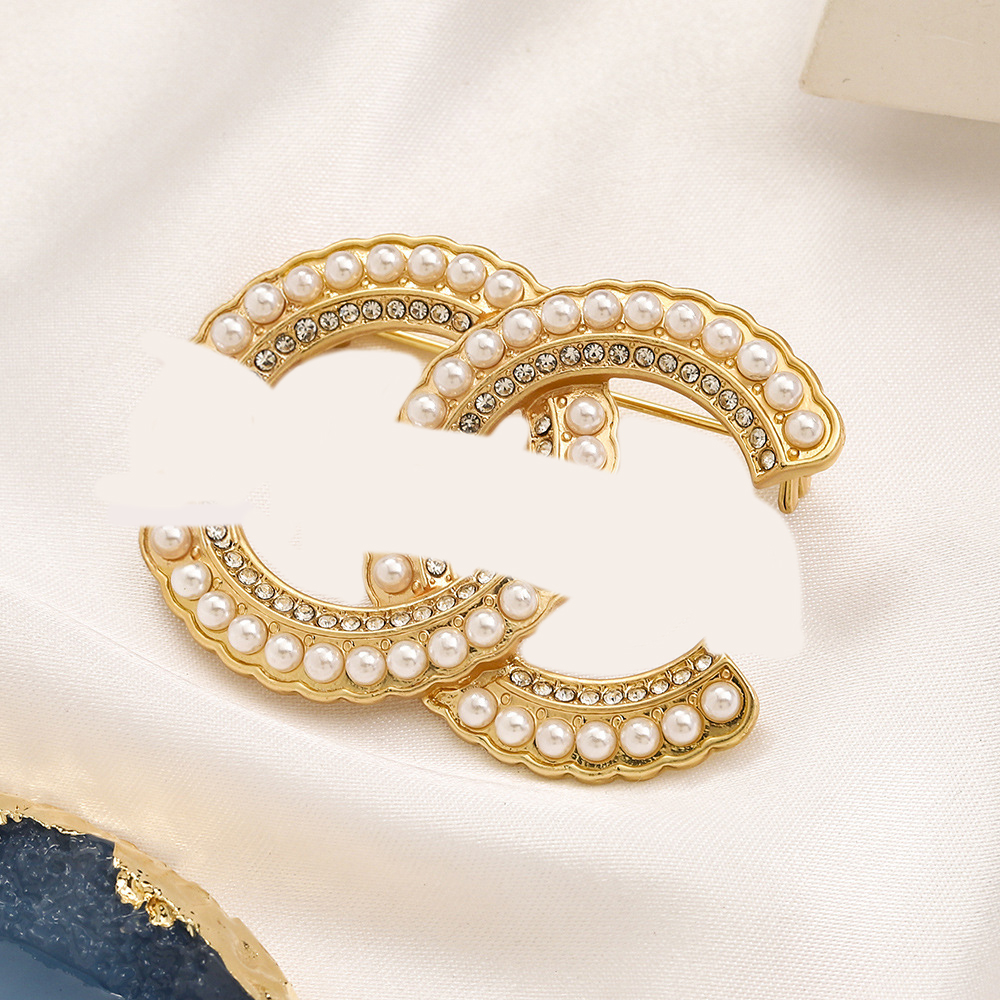 Elegant Luxury Style Letter Designer Brooches Pins For Men Womens Diamond And Pearl Brand Brooch Pin Suit Dress For Wedding Part Gift Jewelry Accessorie
Elegant Luxury Style Letter Designer Brooches Pins For Men Womens Diamond And Pearl Brand Brooch Pin Suit Dress For Wedding Part Gift Jewelry Accessorie